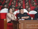 Лидерът на Северна Корея Ким Чен Ун и съпругата му наблюдават спектакъл в Дома на културата в Пхенян.
