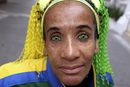 Жена с контактни лещи в цветовете на бразилския национален флаг в Сао Пауло.