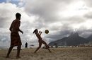 Хора играят с топка на плажа Ипанема в Рио де Жанейро, Бразилия.