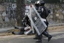 Продължават сблъсъците между полиция и протестиращи в Каракас, Венецуела.