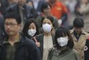 Хора носят маски в мъглив ден в Пекин, Китай.