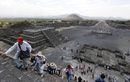 Туристи се изкачват по Пирамидата на Луната в покрайнините на Мексико сити.