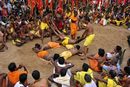 Хиндуистки поклонници извършват ритуал по време на фестивала "Danda" в село в източния индийски щат Одиша.