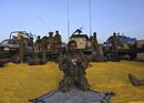 Войник от Афганистанската национална армия се моли във военна база в провинция Херат.