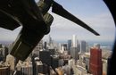Американска военна машина MV-22 Osprey лети над Чикаго като охрана по време на посещението на американския президент Барак Обама в града.