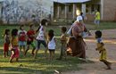 Сестра от францисканския орден играе с деца в град Ламбаре, Парагвай.