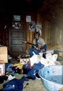 Снимка, предоставена от сестра му Ким Кобейн, на която като тийнейджър Кърт свири в детската им стая в Абърдийн.<br />