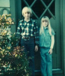 Кърт и Ким Кобейн пред дома им в Абърдийн.