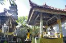 Сутрешен хиндуистки ритуал близо до Ловина (северната част на Бали). Тук срещнах едно невероятно гостоприемно семейство, сгушено в уюта на планината, сливаща се с океана. Въпреки засиления трафик от туристи местните са успели да съхранят традициите и обичаите си.