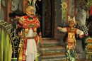 Баронг в Бали, Индонезия.  Танцът Баронг изобразява сцена от Махабхарата, в която Сухадева постига безсмъртие. Баронг е митологично животно, достатъчно могъщо, за да помогне на Сухадева да победи злата вещица Рангда. Традиционната сцена, костюмите и оркестърът, който се нарича "гамелан", превръщат танца в незабравимо зрелище.