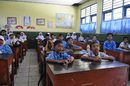 Концентрирани. Децата в 4 клас, Богор, Индонезия. Тук децата възприемат училището като място, на което се забавляват и същевременно учат нови неща. Предполагам отчасти това се дължи на отдадените на работата си преподаватели, а от друга страна - на честото посещение на хора от цял свят. Осъзнаването на това колко голям и разнообразен е светът им дава нова перспектива за живота.