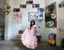 Момиче с костюм на принцеса на честване в училището й на 52-та годишнина от създаването на комунистическия младежки съюз в Хавана, Куба.