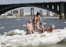 Местни жители плажуват върху леден къс на река Енисей в Красноярск.