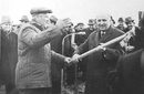 Естествено всичко започва с първа копка от първия човек в държавата. Бригадирът Балкански подава кирката на Тодор Живков, за да направи първа копка на 18.01.1968 г.