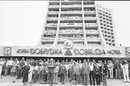 Емблематичният хотел "Добруджа" отваря врати през 1983 г. 

На снимката: На 16-та година от откриването на комплекса се провежда 16-то автомобилно рали Албена – Златни пясъци – Албена.