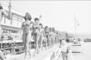 В миналото курортът често е домакин на ежегодния конкурс за хармонично женско тяло "Мис Черно море". 
<br />
Дефиле на участничките в конкурса "Мис Черно море '87".