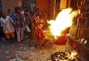 Индиец, изповядващ индуизма, бълва огън към портата на храм като част от ритуал в края на фестивала Gajan в Калкута, Индия.