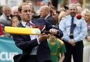 Принц Уилям участва в демонстративен крикет мач по време на посещението си в Нова Зеландия.
