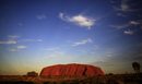 Улуру - голямото скално образувание в северната част на Централна Австралия по залез.