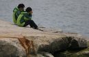 Близки на изчезналите от потъналия ферибот в Южна Корея, очакват новини от развоя на спасителната операция.