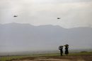 Военни хеликоптери прелитат край на Кабул, Афганистан.