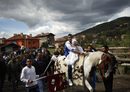 Български мюсюлмани от родопското село Драгиново изпълняват ритуал по обрязване.
