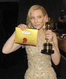 Кейт позира с наградата си за най-добра актриса във филма "Син жасмин" на наградите "Оскар" на 2 март 2014 г..
