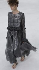 Моделът Марин Делю представя част от колекцията на "Шанел".