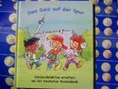 За най-малките има детска книжка "По следите на парите - ученици детективи разследват във германската Бундесбанк"