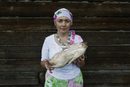 Татарката Зелфира Мансурова държи домашно приготвена пуйка близо до дома си в Красноярск в Сибир, Русия