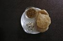 Пюри шоле - запържен хляб и нахут с различни подправки в Ню Делхи, Индия.
