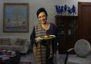 Шриканди Хаким, 69, с нейния бронгкос (ястие с говежда опашка, тофу и червен фасул) в индонезийската столица Джакарта