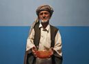 Мохамед Кабир, 64, държи купа с шорба (традиционна за афганистанската кухня супа с телешко/агнешко) в афганистанската столица Кабул. Обикновено заедно с шорба се сервират и хляб и картофи.