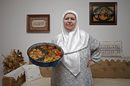 Мевлида Мръгич, 66, държи тава с долма (пълнени зеленчуци) в Зеница, Босна и Херцеговина