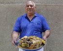 Хюсеин Хауи Уарид, 55, държи поднос с долма (зеленчуци или лозови листа, пълнени с месо, ориз и домати) в Багдад, Ирак