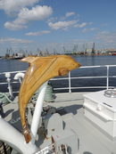 Дървен делфин украсява предната палуба на кораба.