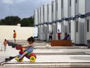 Дете си играе пред контейнери за живеене в Малта, където са настанени 130 имигранти от Сирия и Палестина.