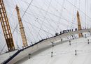Мнозина се събраха да наблюдават спектакъла от високи точки на Лондон като покрива на Лондонската O2 Арена.