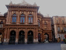 Сградата на театъра в Катания. Архитектурата на града е от римската, норманската и испанската епоха на владичество. Повечето сгради са барокови.