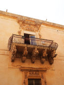 В Ното се намират и официално обявените за най-красиви в света балкони. Принадлежат на рода Николачи и се намират в Palazzo Nicolaci. Извивката на парапета се нарича "goose breast" и е съобразена с роклите на дамите.