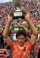 С "Аякс" холандецът печели три пъти титлата и Купата на страната, след което преминава в италианския "Милан".<br /><br />На снимката: Ван Бастен вдига европейската купа след триумфа над СССР.