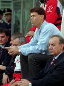 Оттеглилият се от футбола Ван Бастен проследява мача на "Милан" с "Ювентус" през октомври 1995 г.