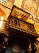 През последващото "бароково столетие" интериорът на катедралата е пищно украсен с пари, дарени от отделни рицари.