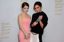 Виктория Бекъм позира с наградата си за "Марка на годината" заедно с Анна Кендрикс на "Британските модни награди", които се проведоха в столицата на Англия