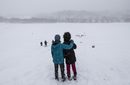 Деца се забавляват в снега в Торонто, Онтарио.