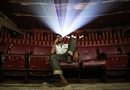 Зрител гледа филм в Марата Мандир театър в Мумбай.