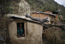 Утара Сауд, на 14 години, седи в колиба в селото Легудсен в Западен Непал