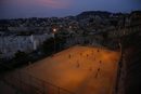 Деца играят футбол в Рио де Жанейро