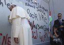 Папа Франциск посети стената, която разделя Израел от Западния бряг.