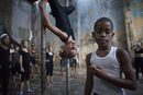 Деца се упражняват в циркова школа в Хавана